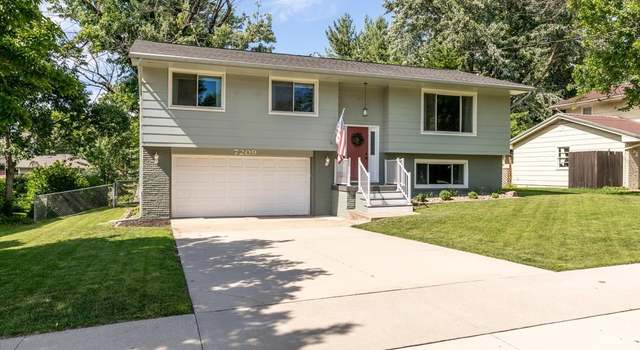 Photo of 7209 Ridgemont Dr, Urbandale, IA 50322