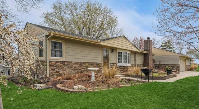 Photo of 8147 Ridgeview Dr, Des Moines, IA 50320