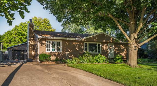 Photo of 8041 Ridgeview Dr, Des Moines, IA 50320