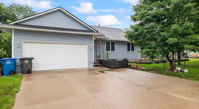Photo of 3006 Shadow Creek Ln, Des Moines, IA 50320