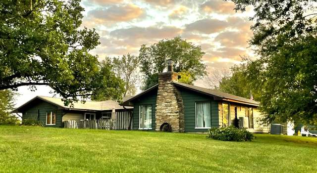 Photo of 4 Oakland Dr, Grinnell, IA 50112