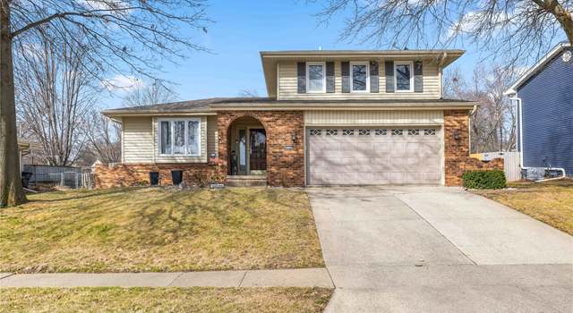 Photo of 4320 Parkview Dr, Urbandale, IA 50322