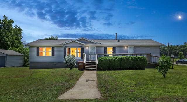 Photo of 101 Metcalf St, Maxwell, IA 50161