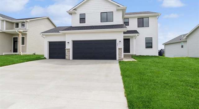 Photo of 1012 Willow Valley Dr, Norwalk, IA 50211