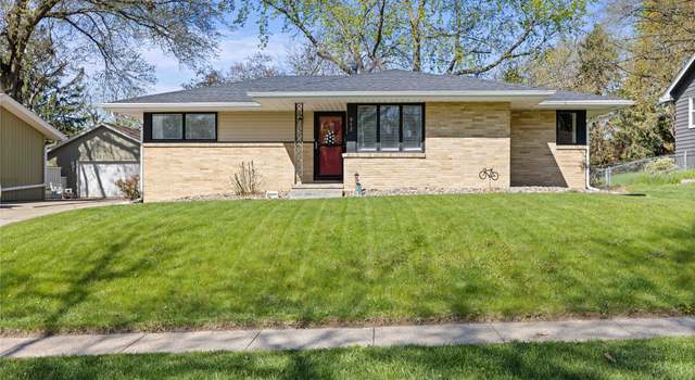 Photo of 812 30th St, West Des Moines, IA 50265