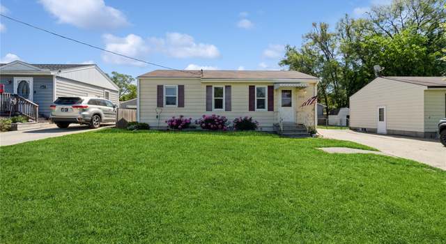 Photo of 2013 E 39th Ct, Des Moines, IA 50317