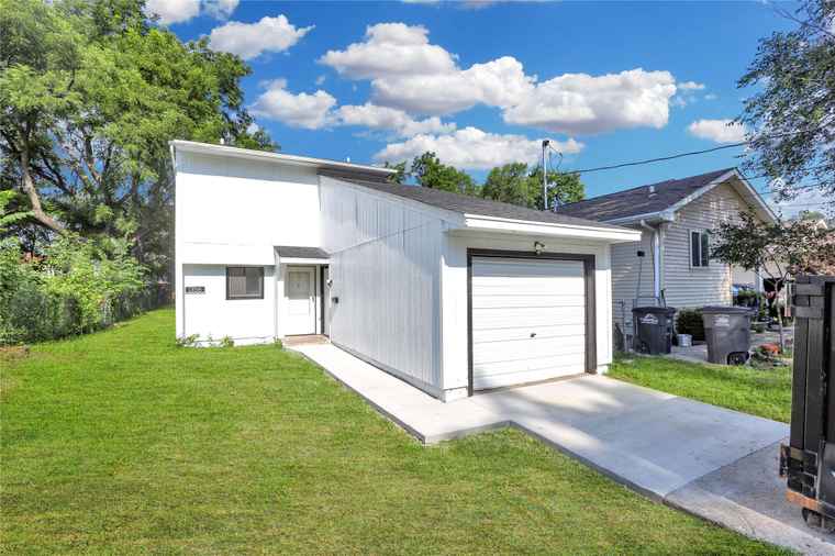 Photo of 1356 E 17th Ct Des Moines, IA 50316