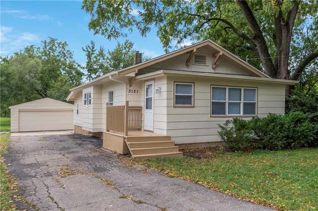 3121 E Douglas Ave Des Moines Ia 50317 3 Beds 1 Bath