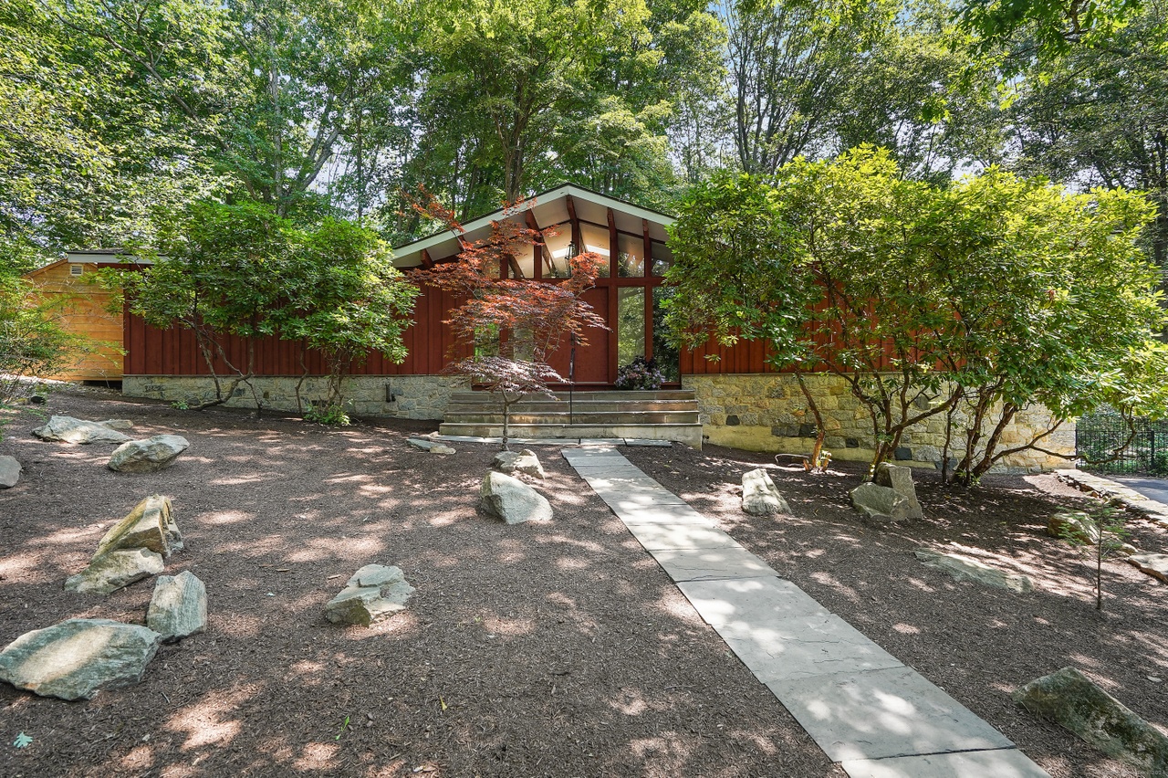 house on the hill ハートT 90 90 Lawrence Hill Rd, Stamford, CT 06903 | Redfin