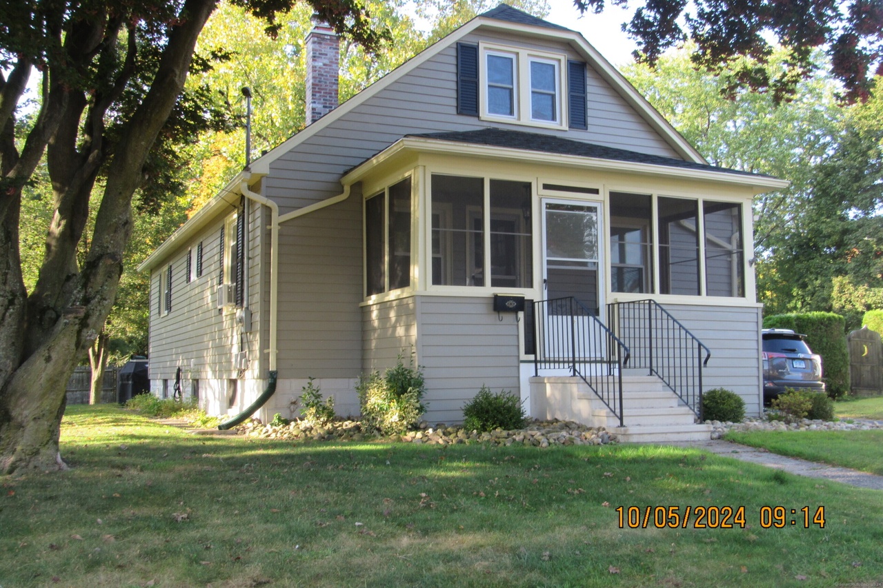 7 Maple Ave, Windsor Locks, CT 06096