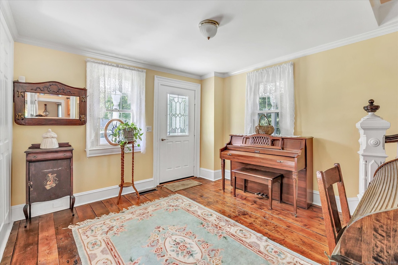 331 Elm St - Photo 4 of 40 331 Elm St