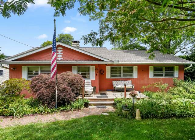 Property at 44 North Lake Shore Dr, Brookfield, CT 06804, 4 beds, 2 baths