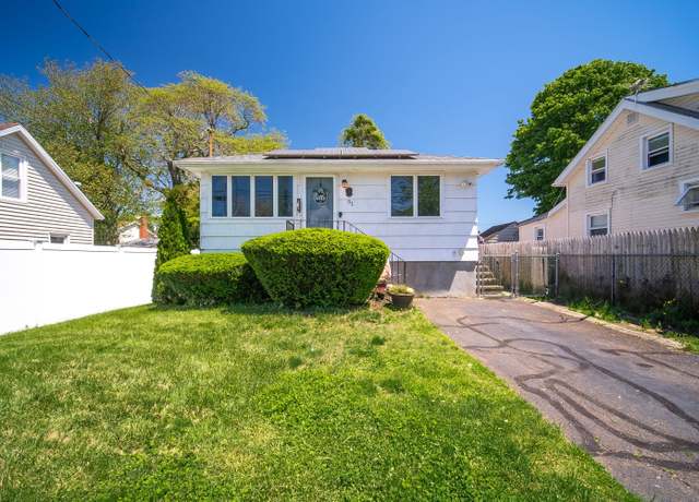 Property at 51 Palmetto Trl, East Haven, CT 06512, 3 beds, 1.5 baths