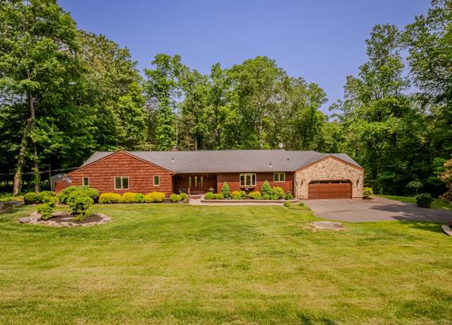 Property at 5 Stone Wall Ln, Woodbridge, CT 06525, 4 beds, 3.5 baths