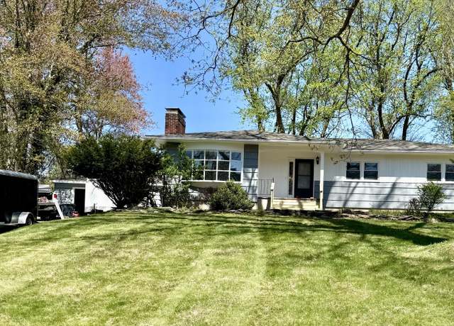 Property at 13 Brookfield Mdws, Brookfield, CT 06804, 3 beds, 1.5 baths