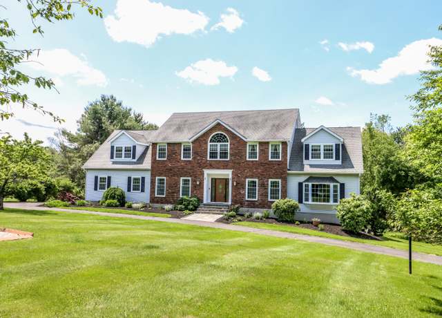 Property at 3 Huntington Ln, New Fairfield, CT 06812, 5 beds, 3 baths