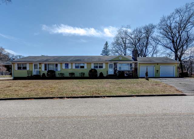 Property at 207 Glenwood St, Manchester, CT 06040, 4 beds, 2 baths