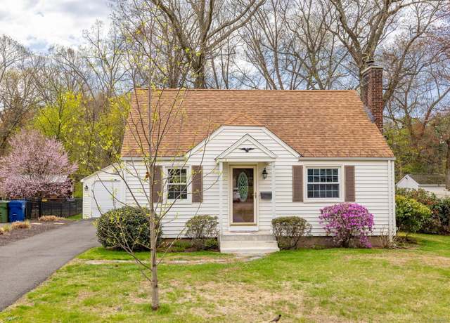 Property at 19 Salem Cir, Windsor, CT 06095, 3 beds, 1.5 baths