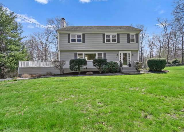 Property at 22 Mohawk Dr, Easton, CT 06612, 3 beds, 3.5 baths
