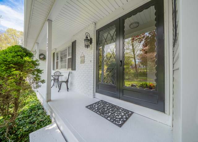 Property at 125 Northford Rd, Branford, CT 06405, 3 beds, 3 baths
