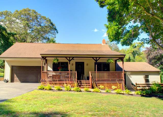 Property at 173 Hunters Rd, Norwich, CT 06360, 3 beds, 2 baths