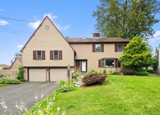Property at 39 Pheasant Hill Dr, West Hartford, CT 06107, 5 beds, 3.5 baths