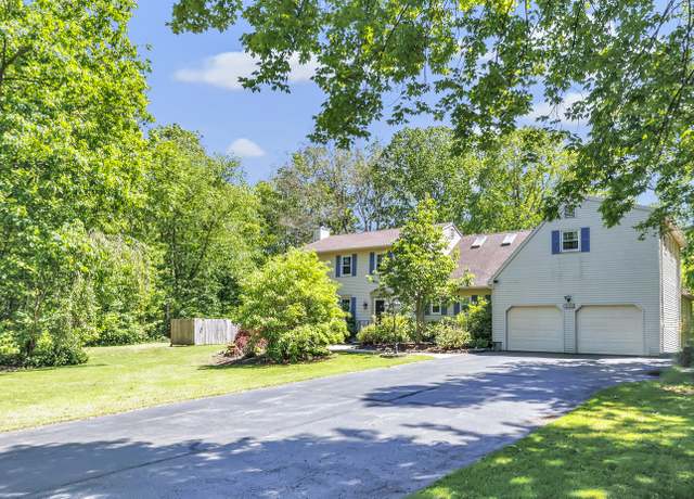 Property at 230 Tom Swamp Rd, Hamden, CT 06518, 6 beds, 5 baths