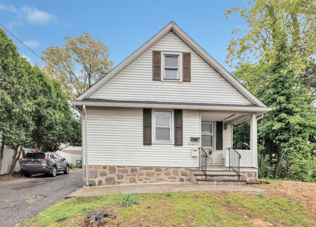 Property at 26 Longfellow Ave, Fairfield, CT 06825, 5 beds, 2 baths