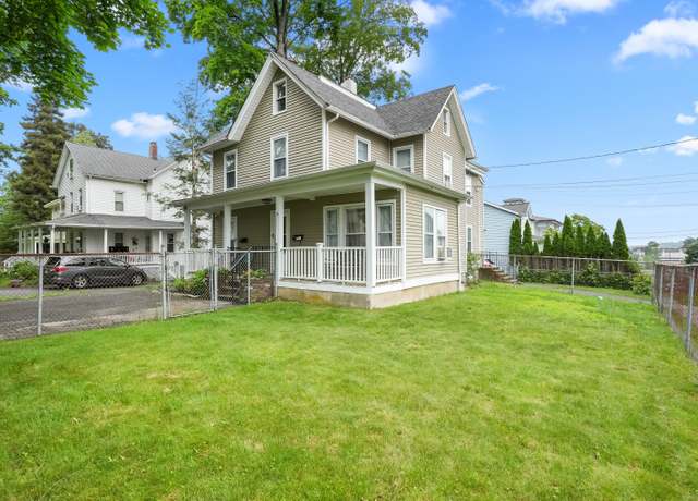 Property at 17 Pleasant St, Danbury, CT 06810, 6 beds, 2 baths