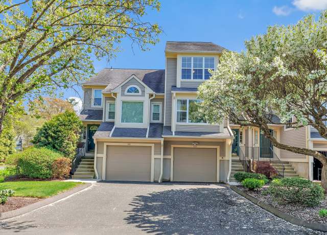 Property at 103 Paugusett Cir #103, Trumbull, CT 06611, 2 beds, 3.5 baths