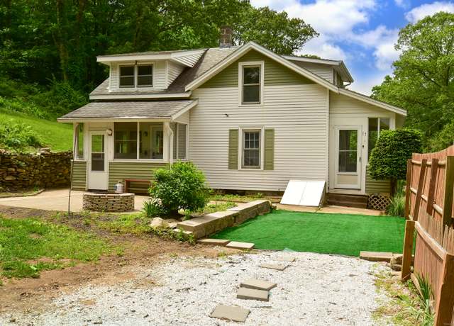 Property at 17 Spruce St, Vernon, CT 06066, 3 beds, 1.5 baths