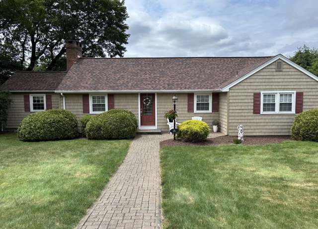 Property at 28 Valerie Ln, Danbury, CT 06811, 3 beds, 1.5 baths