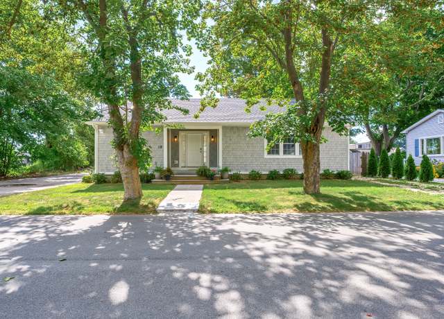 Property at 18 Beckwith St, East Lyme, CT 06357, 2 beds, 2.5 baths