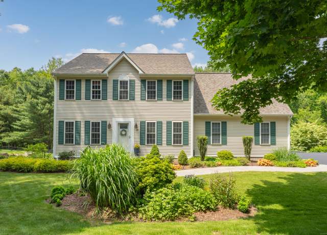 Property at 29 Yorkshire Dr, Waterford, CT 06385, 3 beds, 2.5 baths