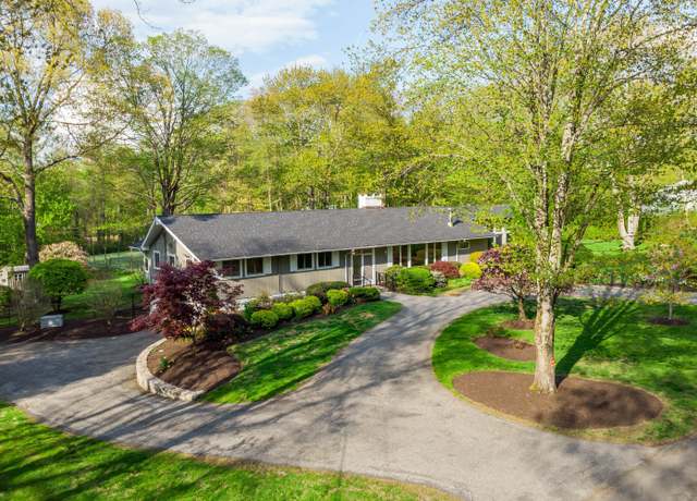 Property at 7 Maplecrest Dr, Danbury, CT 06811, 4 beds, 4.5 baths