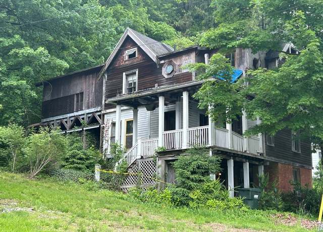 Property at 109 Clay St, Thomaston, CT 06787, 3 beds, 1.5 baths
