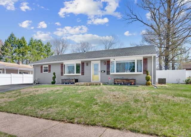 Property at 111 Green Manor Dr, East Hartford, CT 06118, 3 beds, 2 baths