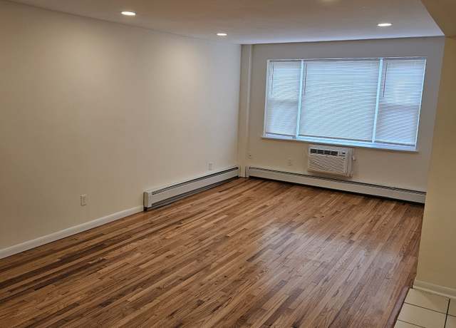 Property at 70 Farmington Ave Unit 4T, New London, CT 06320, 1 bed, 1 bath