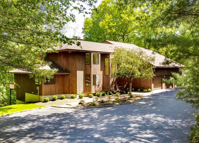Property at 17 Walker Ln, Weston, CT 06883, 3 beds, 2.5 baths