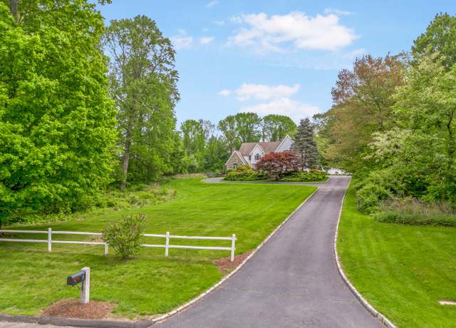Property at 7 Merlins Ln, Newtown, CT 06470, 5 beds, 3.5 baths