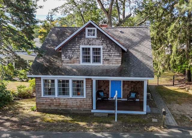 Property at 9 Hoskins St, East Lyme, CT 06357, 2 beds, 2.5 baths