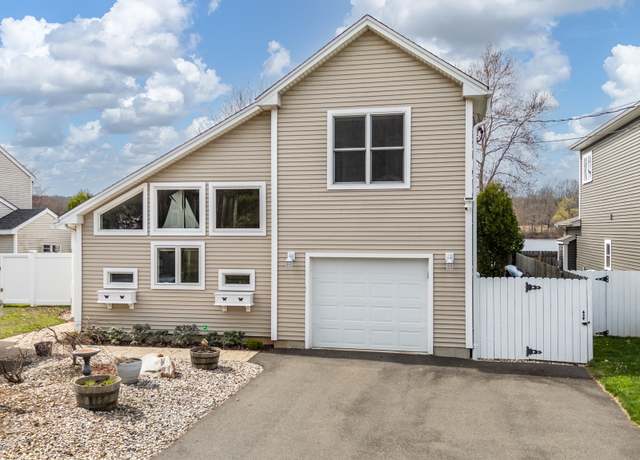 Property at 28 Whitney Ln, Berlin, CT 06037, 2 beds, 2.5 baths