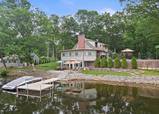 Property at 23 Center St, Thompson, CT 06277, 4 beds, 2 baths