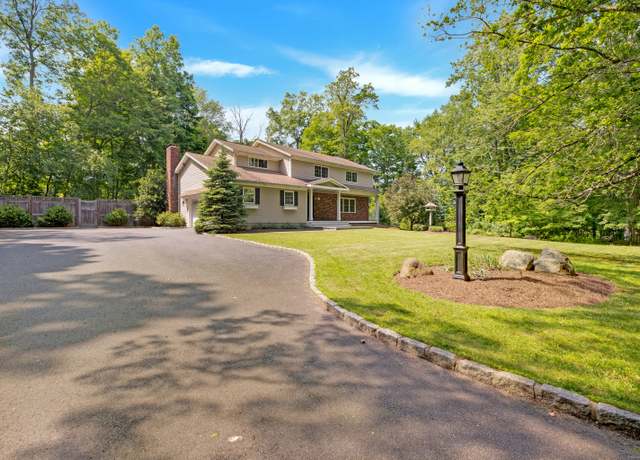 Property at 19 Maplecrest Dr, Danbury, CT 06811, 4 beds, 2.5 baths