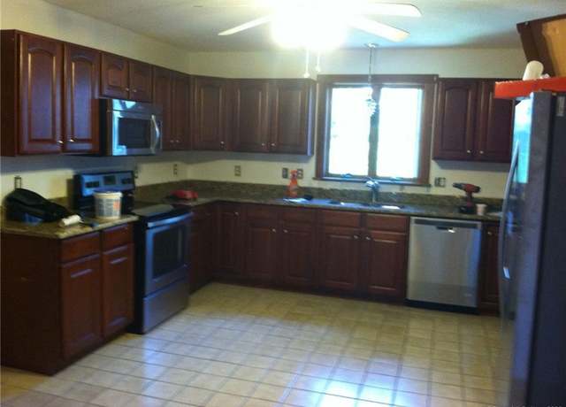 Property at 1 Neiderwerfer Rd, East Windsor, CT 06016, 4 beds, 3 baths