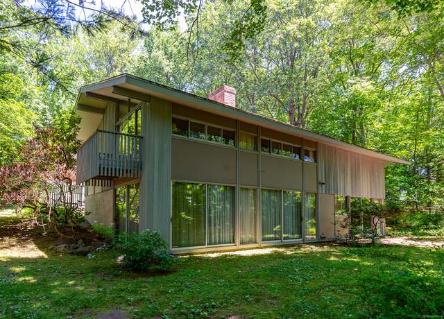 Property at 55 Westwood Dr, Middlebury, CT 06762, 4 beds, 2.5 baths