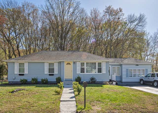 Property at 89 Park Ave, Montville, CT 06382, 3 beds, 1.5 baths