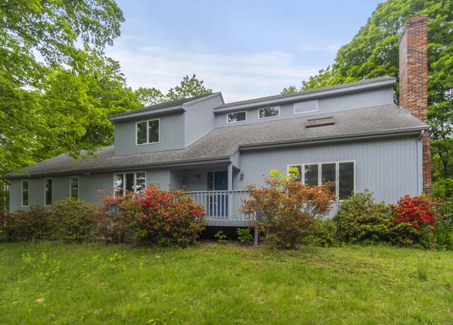 Property at 2 Meadowview Ln, Norwich, CT 06360, 3 beds, 2.5 baths
