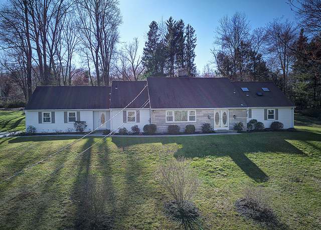 Property at 10 Edgehill Dr, Woodbridge, CT 06525, 5 beds, 4 baths