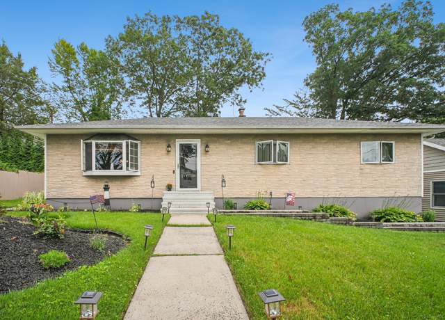 Property at 72 Providence Ave, Shelton, CT 06484, 3 beds, 1.5 baths